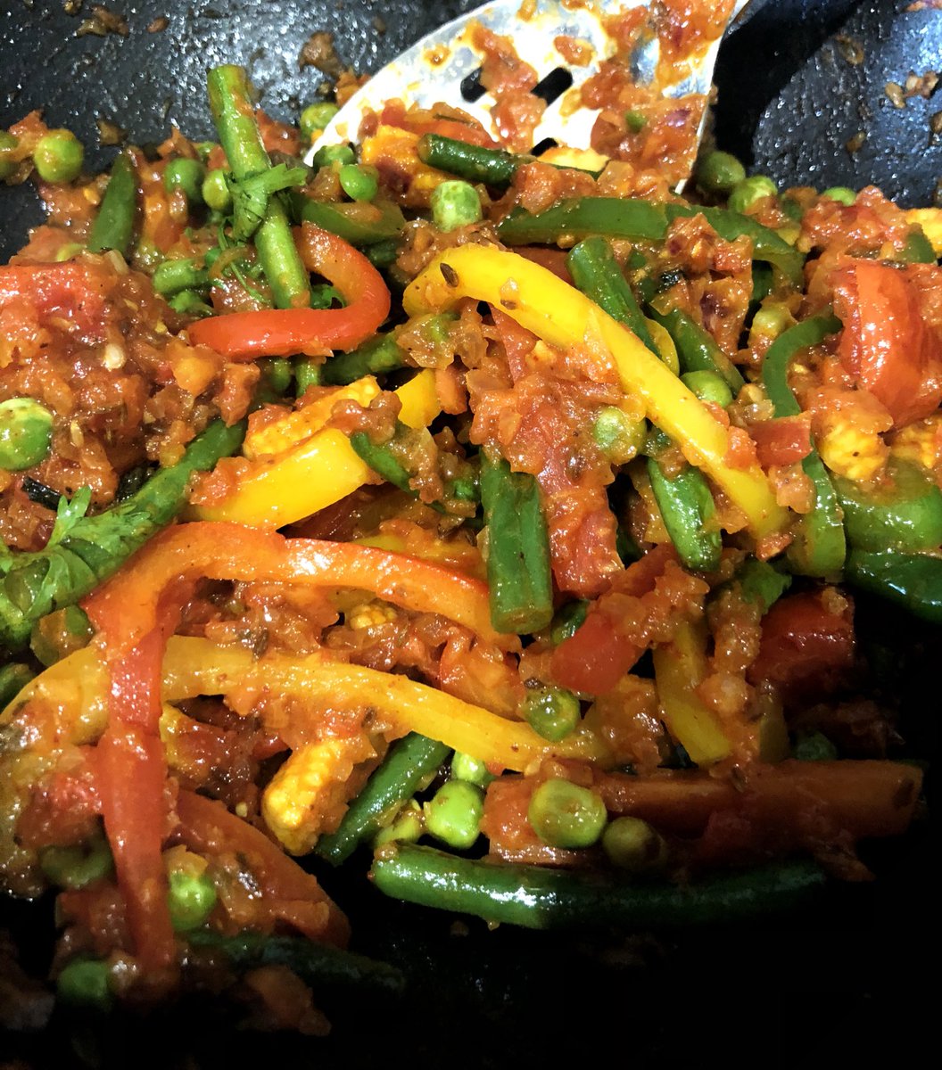 tanushreevenkat's tweet image. Eat five different colours everyday! #Resolution2022 #Cookmore! Presenting Veg Jalfrezi!