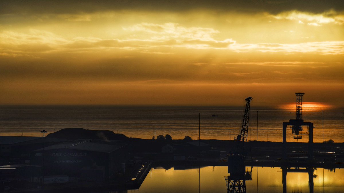 SWimagesUK's tweet image. Lovely sunrise over Cardiff docks this morning. @ABPSouthWales @WeAreCardiff @cardiffonline #docks #ports #ABP @ILovesTheDiff @ukshipping