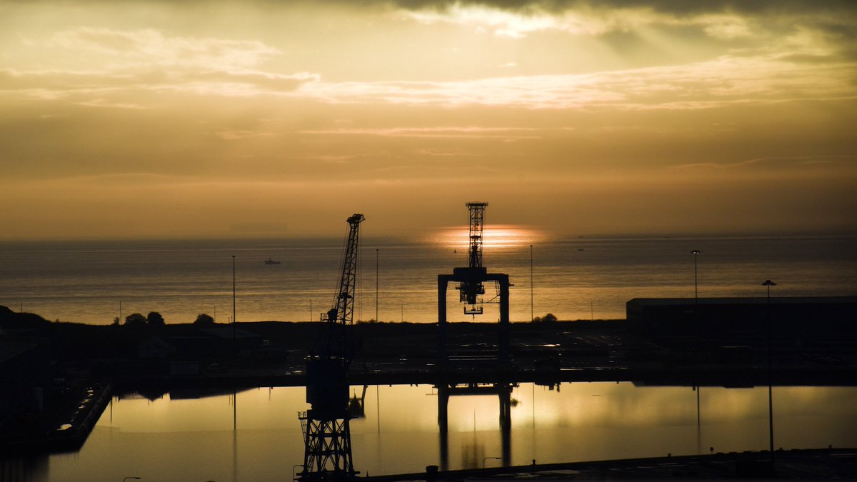 SWimagesUK's tweet image. Lovely sunrise over Cardiff docks this morning. @ABPSouthWales @WeAreCardiff @cardiffonline #docks #ports #ABP @ILovesTheDiff @ukshipping
