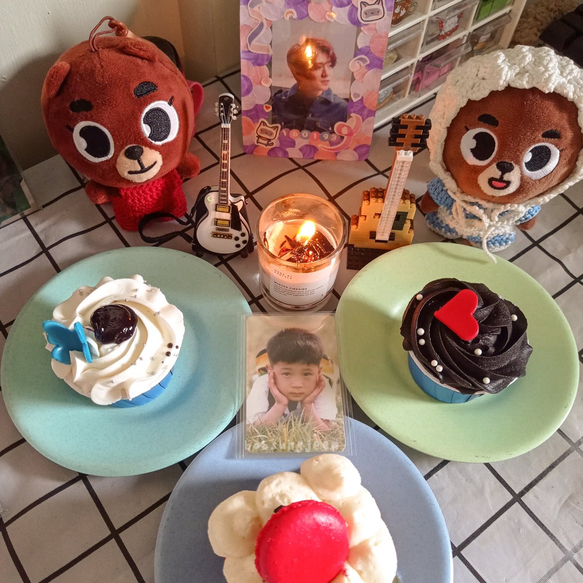 bobsungjeen's tweet photo. ❣️❣️❣️Happy birthday our Day6's strongest leader, 박성진❣️❣️❣️

Today, I bought red velvet, blueberry, and chocolate cupcake to celebrate his b'day😝 Let's Get Eat!!! #LGE #hbdBOB https://t.co/qUaCuFXycu