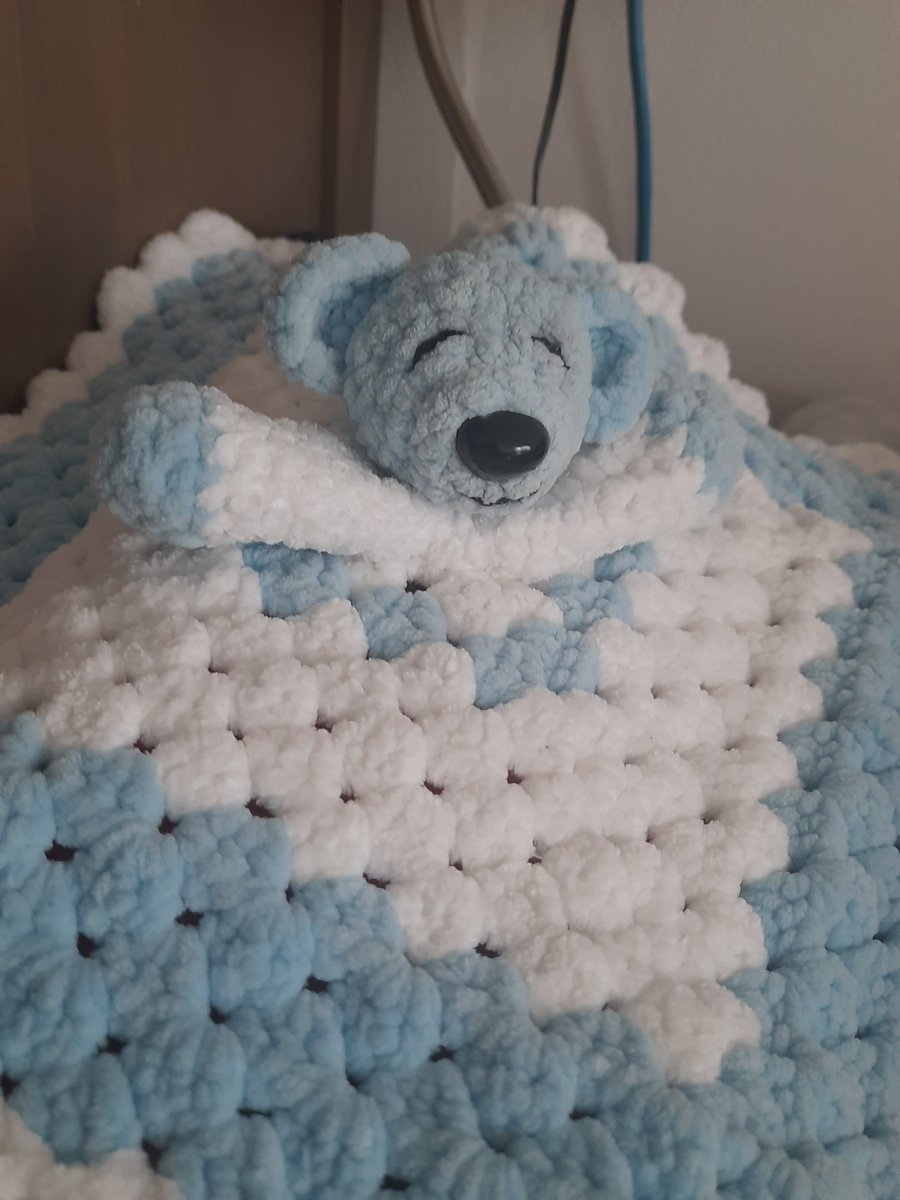 JanaMKCiglerova's tweet photo. Medvídek usínáček podle Krampolinky. Pro synovce mé kamarádky. Dokončen po strašně dlouhé době a mnoha přestávkách. Sešití dílů a vyšití obličejíčku bylo nejtěžší fází práce.
https://t.co/Eg7dJw1XRw
#hackovani #crochet #krampolinka #usinacek https://t.co/21QdgldBwY
