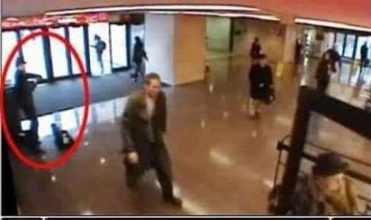 Adamın biri Washington metro istasyonunda yere çömelir ve kemanını çalmaya başlar; soğuk bir ocak ayı sabahıdır. 45 dakika boyuca 6 Bach çalar. Çoğu insanin ise gitmek için hareketlendiği bu yoğun saat suresince 1100 kisinin istasyonun içinden geçtiği hesaplanır. ++++