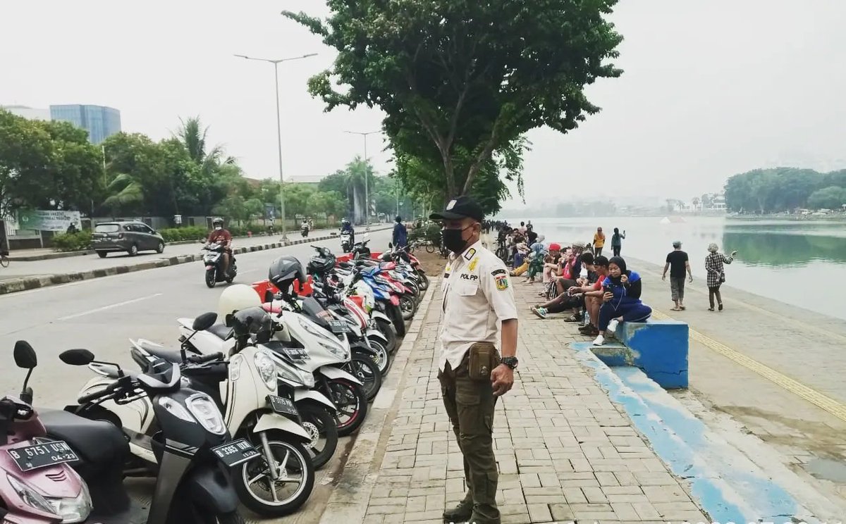 OjoPriok's tweet photo. Penghalauan kendaraan pengunjung yang memarkirkan di bahu jalan
Lokasi jalan danau sunter selatan
@aniesbaswedan @SatpolPP_DKI @RadioElshinta https://t.co/50mUKfykSt