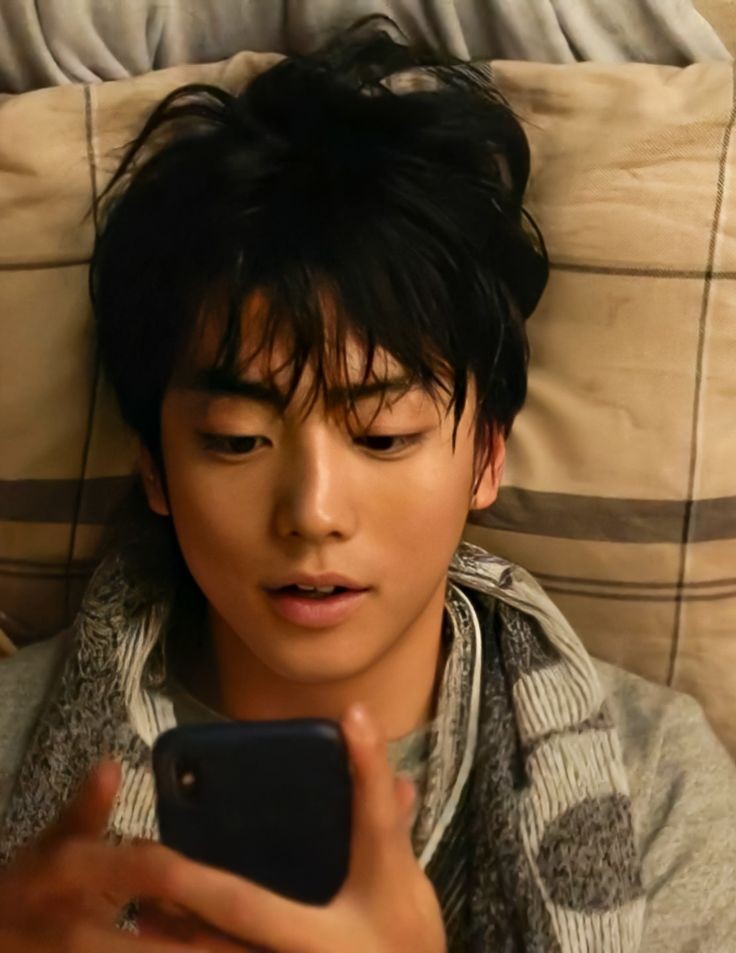 ⠀
   📣 : ฉันรู้สึกเหมือนจะป่วยเลยล่ะ
    🍞 : แค่เหมือนจะ
    🍧 : แปลว่ายังไม่ป่วยสินะคะ ท่านประธาน
    📣 : อ่า..
    🎮 : ไข้การเมืองสินะ
    🍞 : ลุกขึ้นมาเตรียมสอบปลายภาค เดี๋ยวนี้!
    📣 : (´-﹏-`；)
⠀
⠀