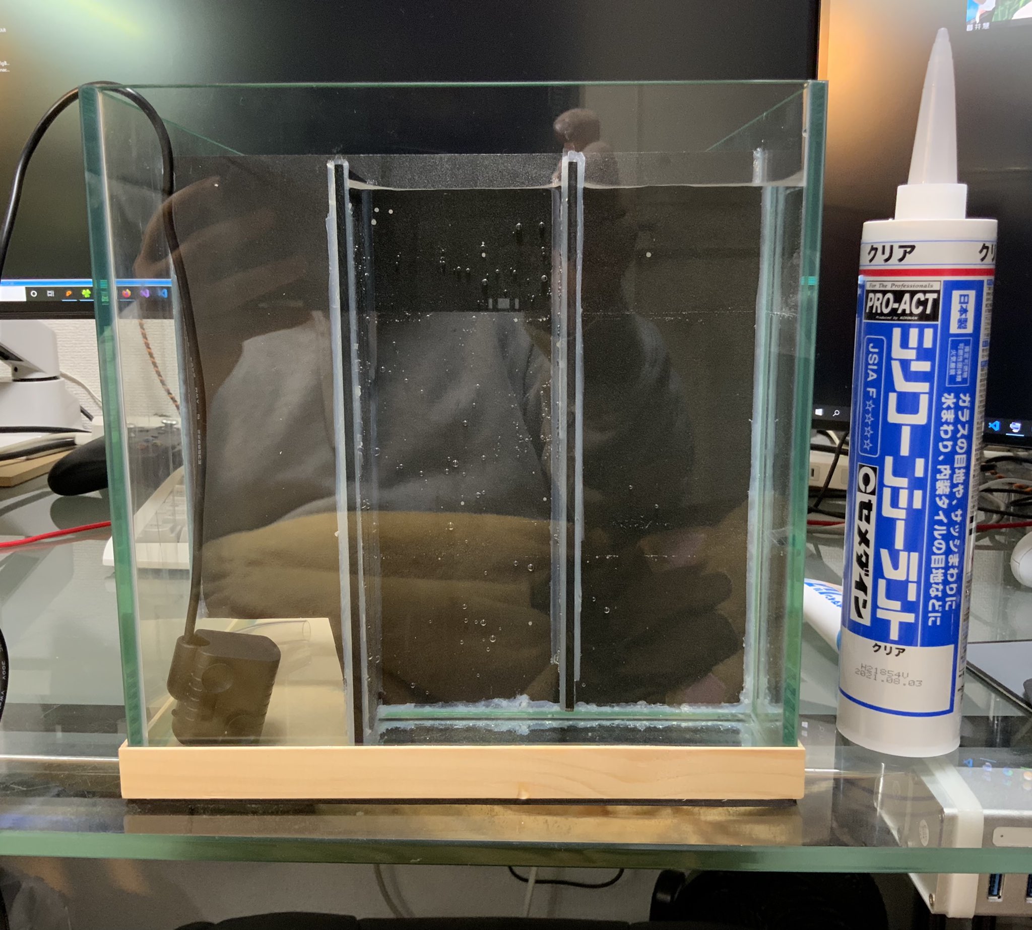 ななこ ダークサイド 25cmキューブを買ったので 底面 背面濾過水槽の製作した 只今シリコンシーラントが固まって水漏れしなことの確認完了 木枠は思いつきだけど 接地面のガラス保護と底面フィルター構造材の目隠し兼ねたもの 背面仕切り手を
