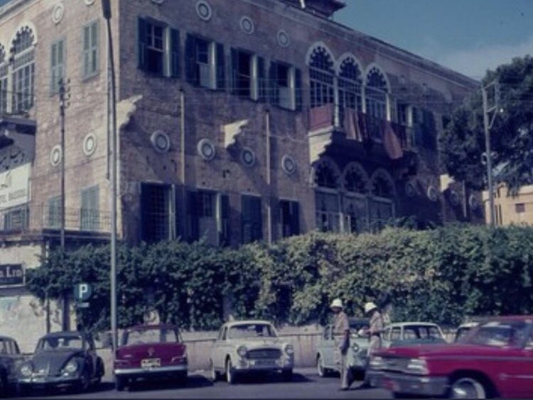 FawziZeidan's tweet photo. #بيروت_التراث - أوتيل بسّول أو غراند أوتيل الشرق. كان يقع في منطقة ميناء الحصن-الزيتونة. بّني في القرن التاسع عشر وكان من الفنادق الأوائل في الشرق الأوسط. هدمته شركة سوليدير في تسعينات القرن العشرين، وبذلك فقدت بيروت جزءاً من ذاكرتها. الصور من أوائل القرن العشرين وحتى العام ١٩٧٣. https://t.co/oTuYVc5aac