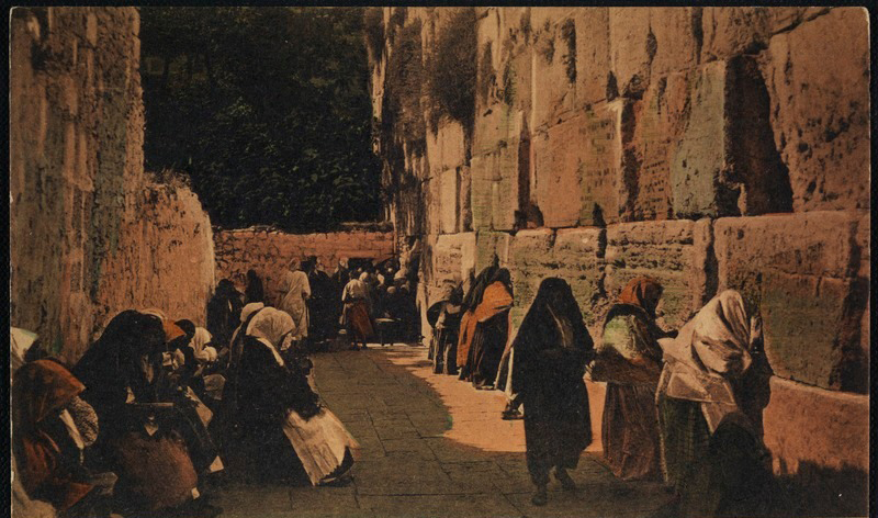 صورة ملونة عمرها أكثر من قرن لنساء يهوديات يصلين عند حائط المبكى في أورشليم، عاصمة الشعب اليهودي منذ عهد...