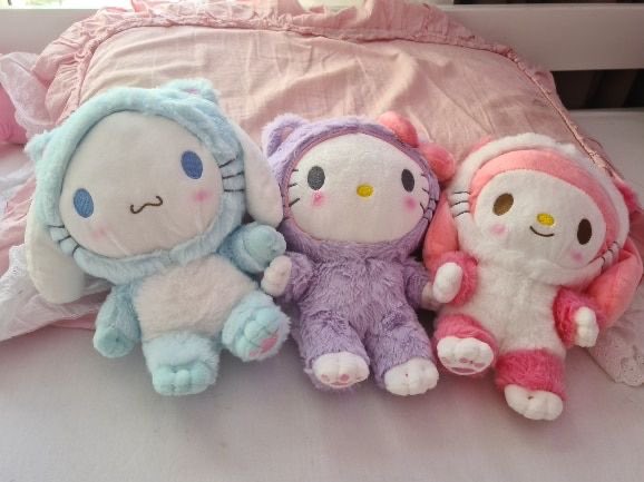 sanriodaily's tweet photo. sanrio cat plushies 💫 https://t.co/zhZwdikidy