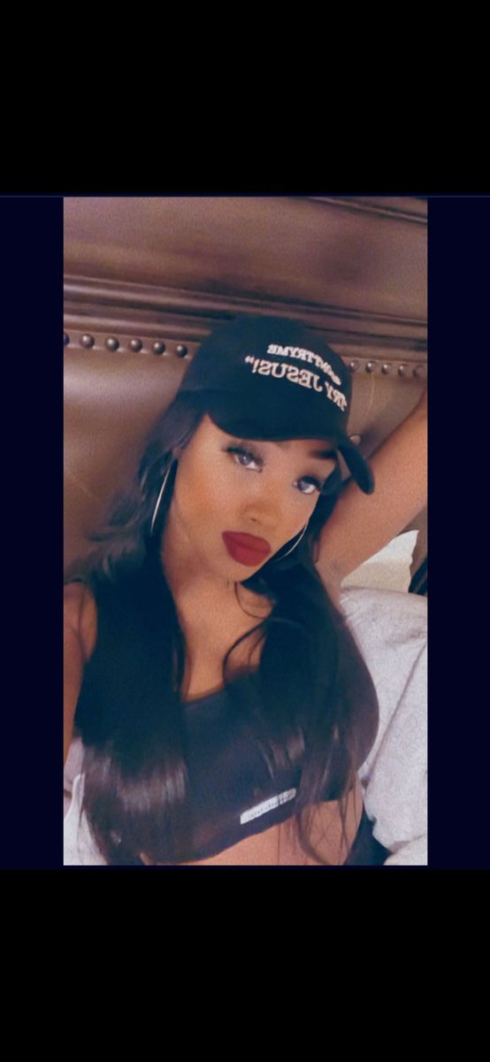 devialadawnj's tweet image. Y’all know I love a red lip,hat, and hoops lmbo I’ll never let #RubyWoo From @maccosmetics Go!🤎
Hair @moorethanhaircoll_ Always🌹🌹Hat @donttryme___tryjesus 🌹🌹🌹