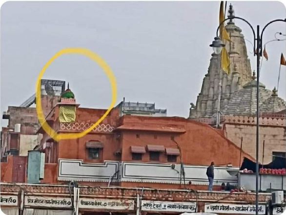 फोटो को गौर से देखें👇
जयपुर में सिटीपैलेस से 500 मीटर की दूरी पर 
लक्ष्मी नारायण मंदिर
के उपर मस्जिद बनाया जा रहा है..!!

यही होगा हर जगह
यदि भाजपा के बदले
कांग्रेस या सपाई सरकार बनी तो..

अब हिंदू तय करें 
कि वे क्या चाहते हैं..!