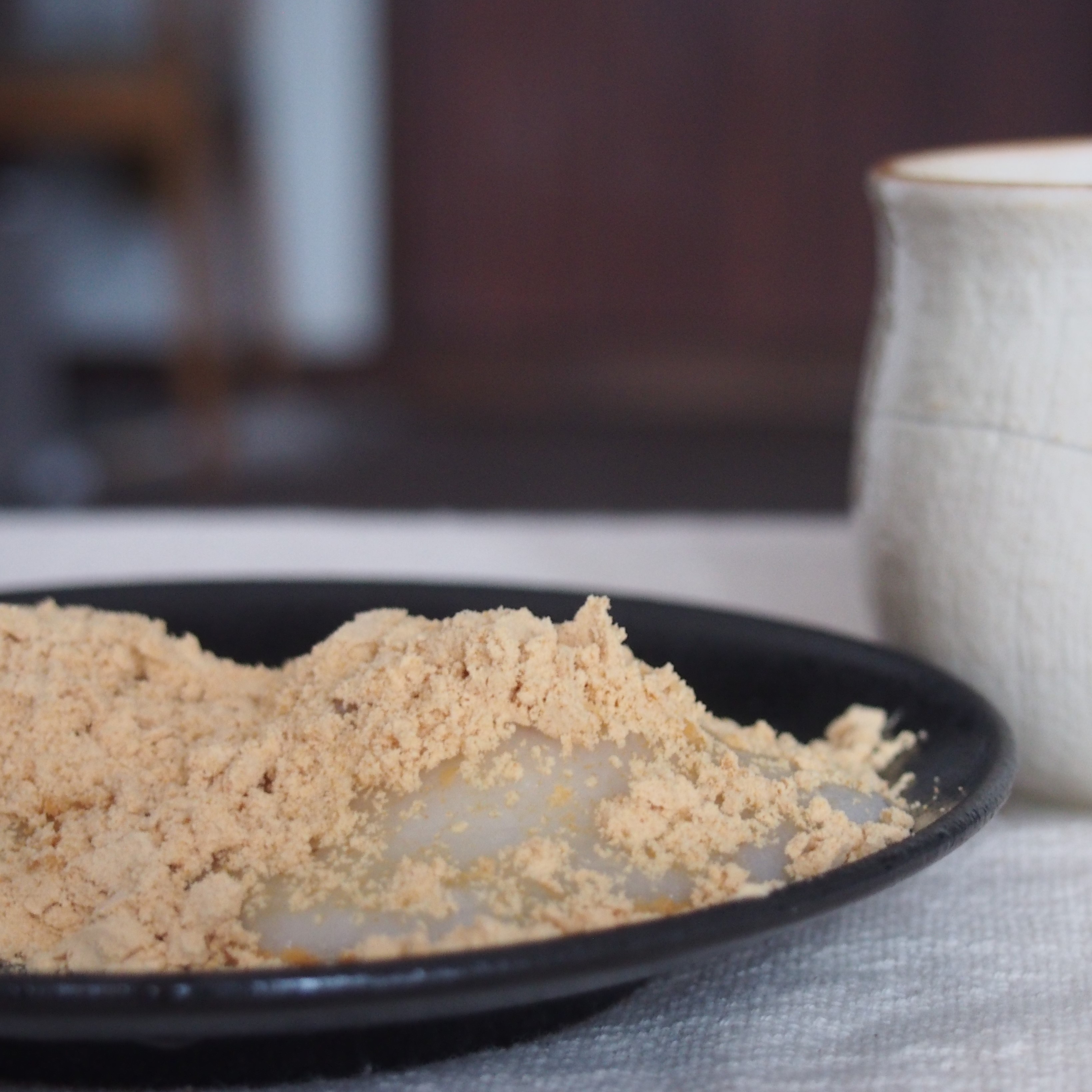 あさお ともこ おせちの余った食材で 黒豆茶 塩きなこ餅と一緒に 皆様 お正月におせちは召し上がりましたか 私は 実家で田舎のインスタ映えしないおせちをいただきました 煮た豆も余すところなく頂きます 黒豆 黒豆茶 豆料理 黒豆レシピ おせち
