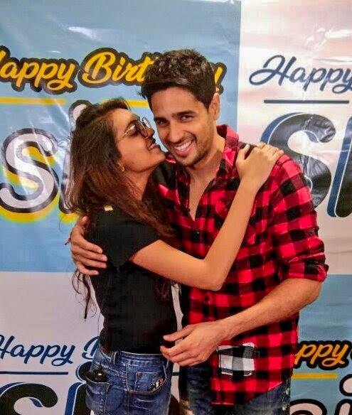DhwaniPrincess's tweet photo. Happy Birthday Sid 💙 
Loads of Hugs n Kisses!
 @SidMalhotra @Team_SidharthM
#HappyBirthdaySidharthMalhotra https://t.co/TWPcHfJJP8