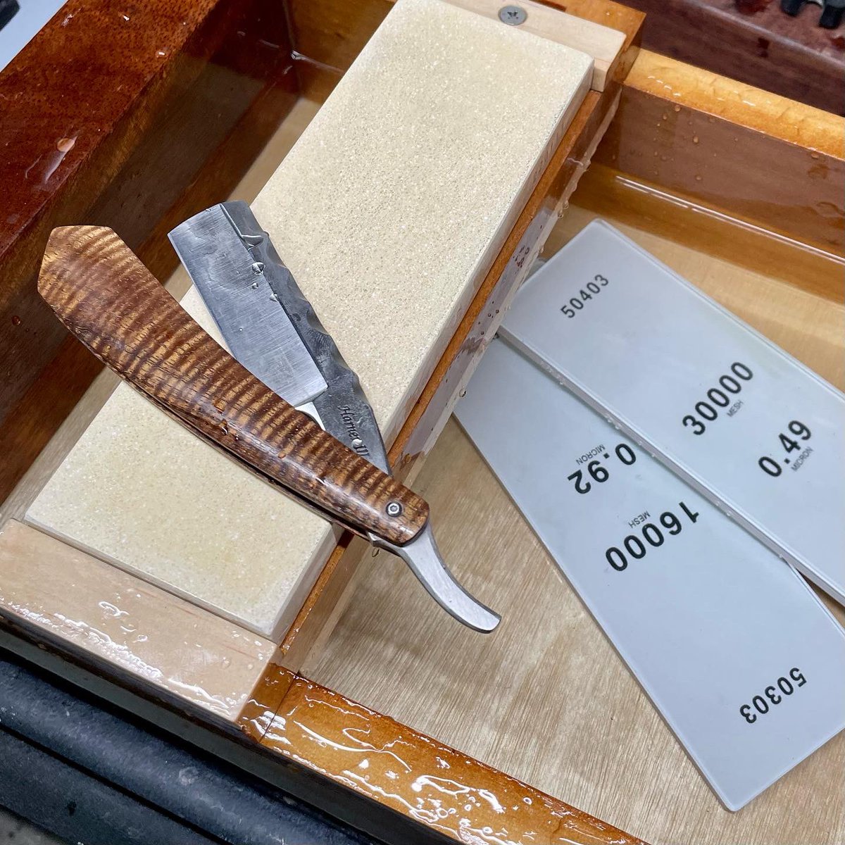 thePixelFreak's tweet image. Combination storage box and sharpening station. White powder, not what it looks like #diamonddust #shapton #straightrazor #ctsxhp