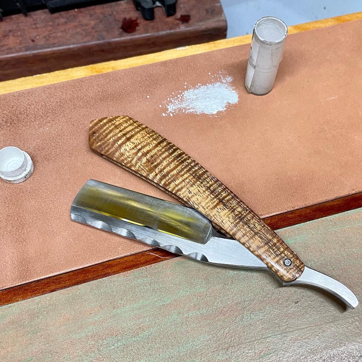thePixelFreak's tweet image. Combination storage box and sharpening station. White powder, not what it looks like #diamonddust #shapton #straightrazor #ctsxhp