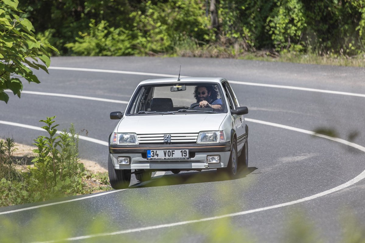 issterzi's tweet photo. “İşte Peugeot 205 GTI varlığını böyle bir ortamda dahi kabul ettiren bir otomobil. İlgi görmeyeceğini veya odağın başka tarafa kayacağını sezdiği anlarda ise birdenbire fan motorunu çalıştırıyor ve ilgiyi daima üzerinde tutuyor.” Necip Emre Olcay @mentalnecip https://t.co/i1ZyYz4G7O