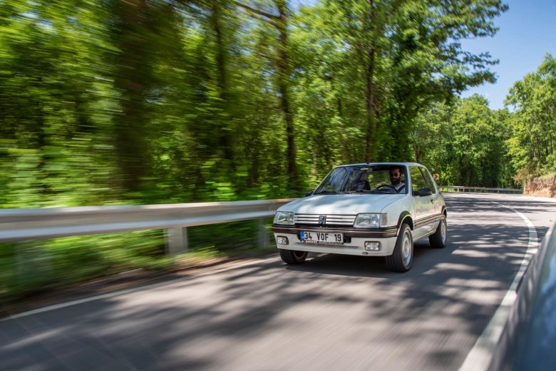 issterzi's tweet photo. “İşte Peugeot 205 GTI varlığını böyle bir ortamda dahi kabul ettiren bir otomobil. İlgi görmeyeceğini veya odağın başka tarafa kayacağını sezdiği anlarda ise birdenbire fan motorunu çalıştırıyor ve ilgiyi daima üzerinde tutuyor.” Necip Emre Olcay @mentalnecip https://t.co/i1ZyYz4G7O