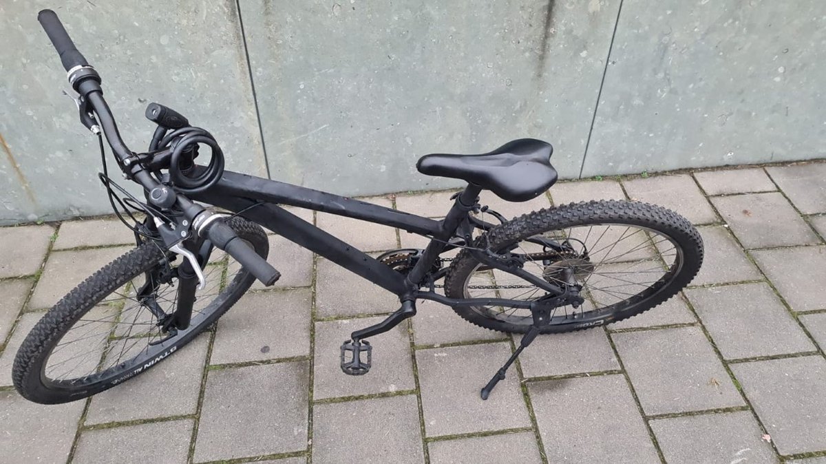 WA_Bleiswijk's tweet photo. 14/2 Werd ik aangesproken dat een oranje fiets was weggenomen van het terrein van basisschool "Oosthoek" te Bleiswijk. Gedurende de dag 4 jeugdigen kunnen aanhouden voor diefstal en vernieling en de fiets teruggevonden. Bleek net te zijn overgespoten met zwarte verf. https://t.co/cCQBsDOOQy