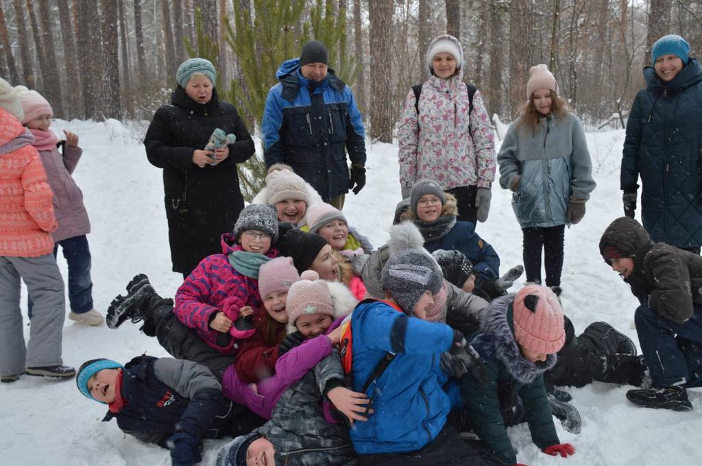Ребята из объединения "Туризм" совершают походы в лес. Мероприятия проходят весело. Юные туристы играют  в футбол, перетягивают  канат, пьют чай  у костра и играют  в кучу - малу !!!!