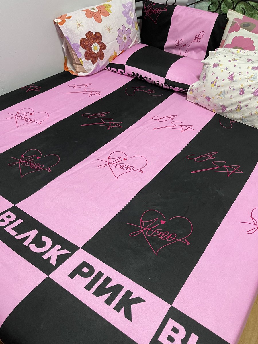 omfglalisa's tweet photo. NOT AT MY HOUSE HELPER BUYING BLACKPINK SHEETS FOR ME 😩🥺 https://t.co/0yhR3KEyCr