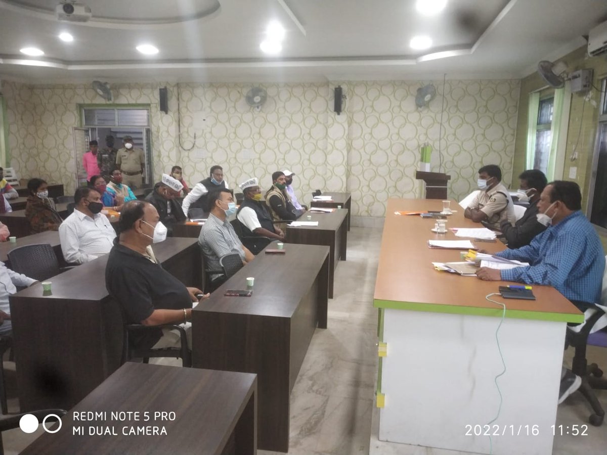 SpSambalpur's tweet photo. A meeting with all political parties was conducted by Collector and SP Sambalpur to discuss the #ModelCodeOfConduct to be followed by all parties and candidates in ensuing 3-tier #GPElection while ensuring strict enforcement of guidelines of #StateElectionCommission on https://t.co/HrzE2jPpjP