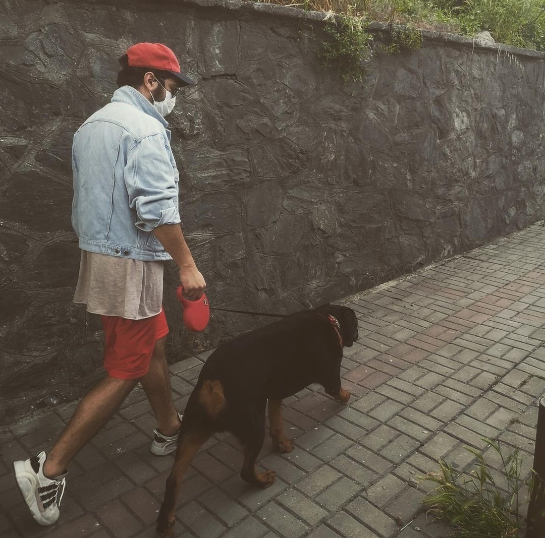 _dhanura's tweet photo. Non ne ho la certezza, ma se è davvero il cane di Anıl non chiedetemi come sto.

Buongiorno ☀😭❤️☕ https://t.co/BcZLiKQ3rU
