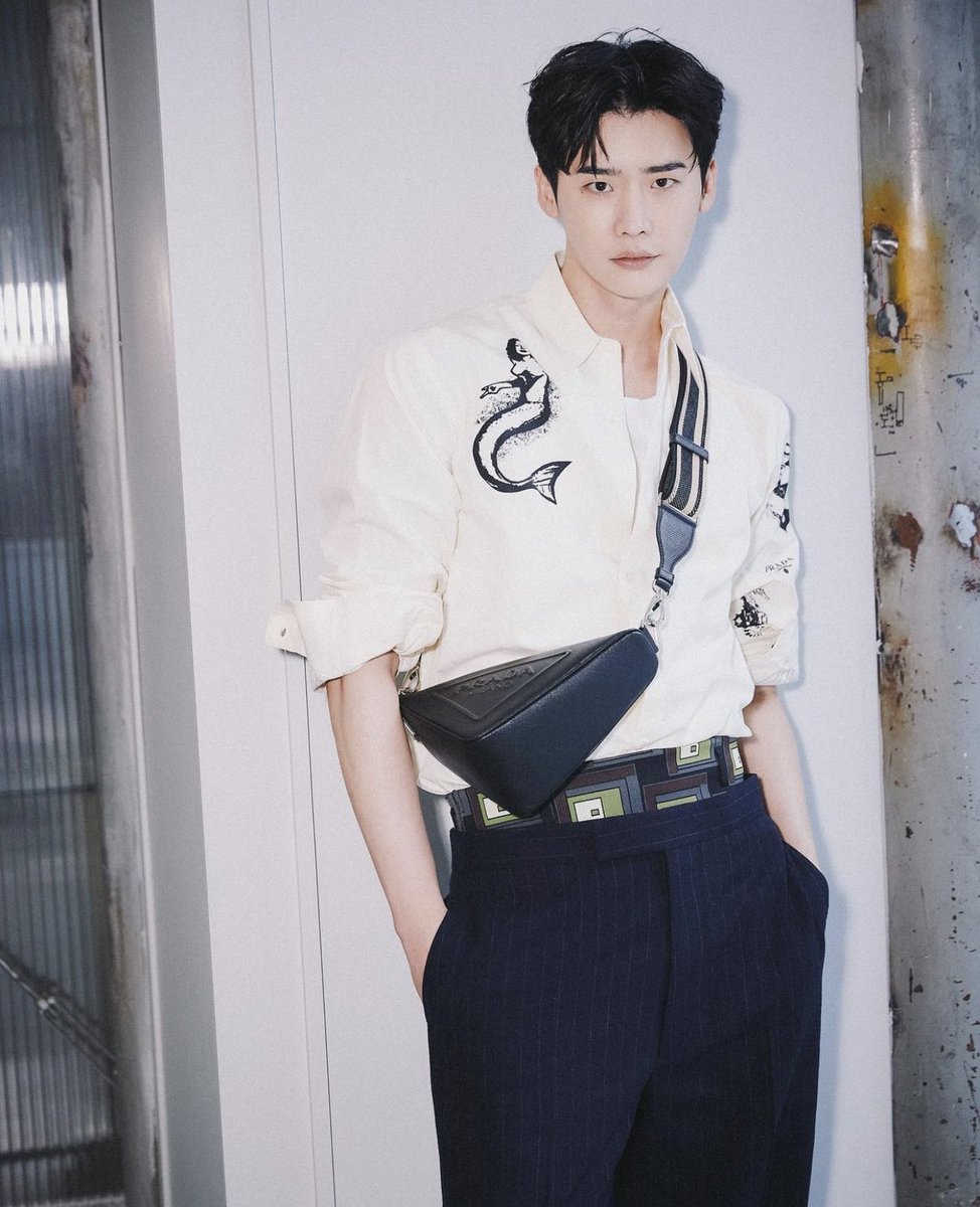 mintmag_th's tweet photo. เมาความหล่อ! เปิดโนติฯ เตรียมตัวชมโชว์ #PradaFW22 ไปพร้อมกับเหล่าบรรดาคนดัง ผ่านทุกช่องทางโซเชียลมีเดียของ @prada คืนนี้เวลา 2 ทุ่มตรง (ตามเวลาประเทศไทย) 💚

#PradaTriangle 
#PRADA #MintMagTH https://t.co/RyNRIxCLVR