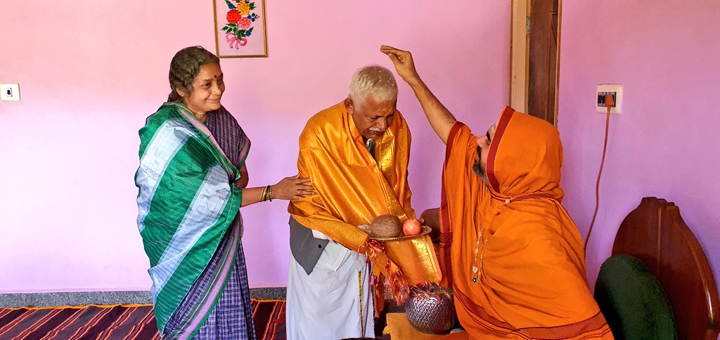ShankaraPeetha's tweet photo. ಕರ್ನಾಟಕ ಯಕ್ಷಗಾನ ಅಕಾಡೆಮಿಯ ಅಧ್ಯಕ್ಷರಾದ ಶ್ರೀ ಜಿ.ಎಲ್ ಹೆಗಡೆಯವರು @VishnuguptaVV ಯ ಪರಿಸರದಲ್ಲಿ ಶ್ರೀಸಂಸ್ಥಾನದವರನ್ನು ಭೇಟಿಯಾಗಿ ಆಶೀರ್ವಾದವನ್ನು ಪಡೆದರು. https://t.co/Jt8u0lU6d9