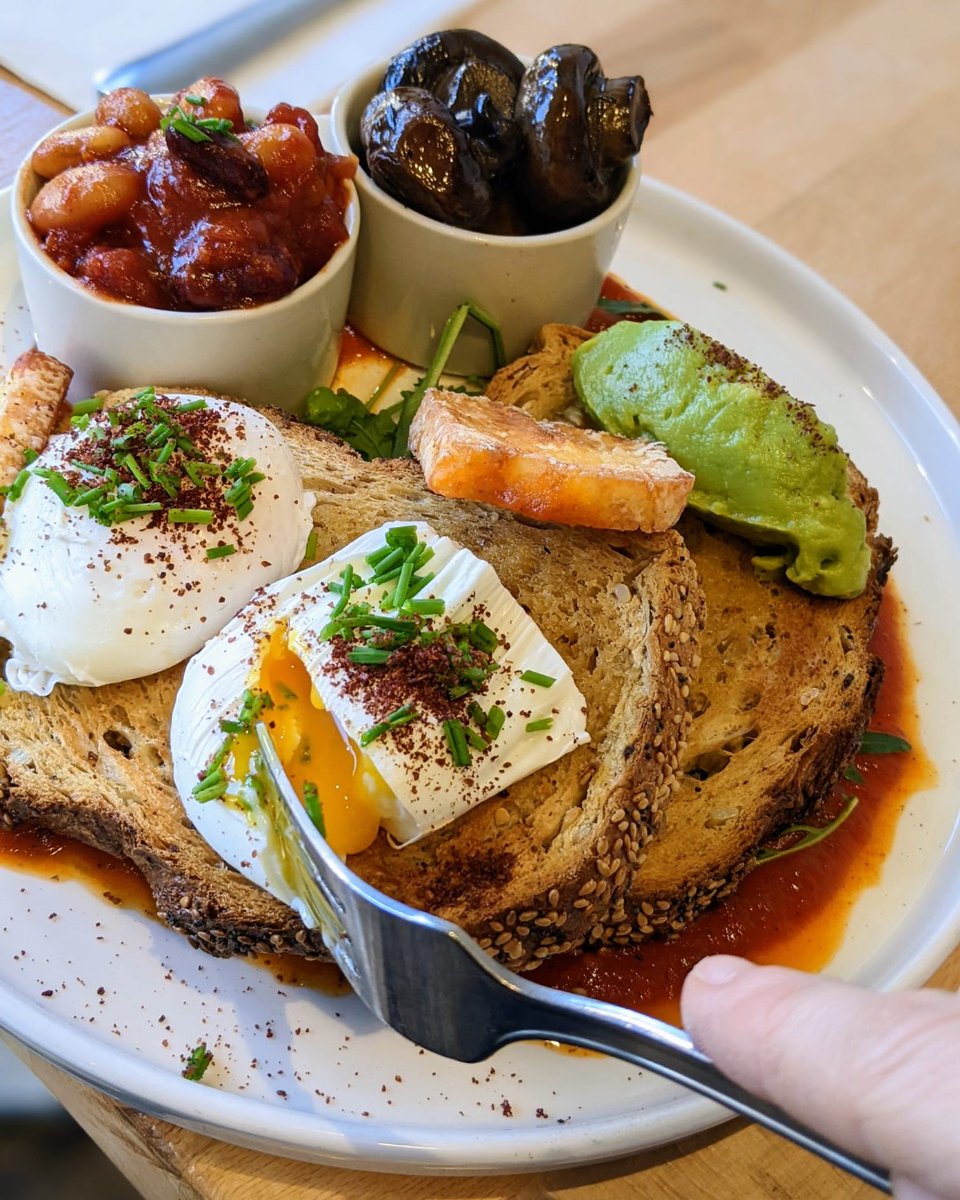 How do you like your eggs? We like ours popping and dripping, with a side of halloumi and avocado (for health 🤣). Join us from 9 for brunch and single o coffee.

#eastbourne #nelsoncoffeeroasters #brunch #sussex