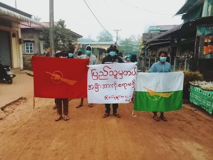 ayemyat01's tweet photo. Students &amp; Youths of Launglone Tsp, Dawei, marched in defiance of Genocidal Dictatorship this morning. #HumansAreNotShields #2022Jan16Coup  #WhatsHappeningInMyanmar https://t.co/Ng2ug9DgI5