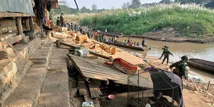 ThinMyintMoe1's tweet photo. 400 refugees were evacuated to Myawaddy on Jan 15 due to SAC’s offensive airstrikes during the clashes near the temporary refugee camps along Moei River on the Myanmar-Thai border. #HumansAreNotShields #2022Jan16Coup  #WhatsHappeningInMyanmar https://t.co/Rxbp78g29R