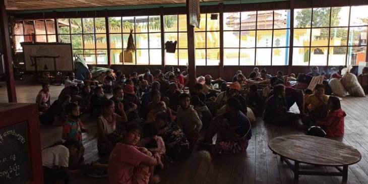 ThinMyintMoe1's tweet photo. 400 refugees were evacuated to Myawaddy on Jan 15 due to SAC’s offensive airstrikes during the clashes near the temporary refugee camps along Moei River on the Myanmar-Thai border. #HumansAreNotShields #2022Jan16Coup  #WhatsHappeningInMyanmar https://t.co/Rxbp78g29R