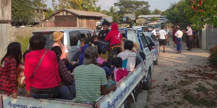 ThinMyintMoe1's tweet photo. 400 refugees were evacuated to Myawaddy on Jan 15 due to SAC’s offensive airstrikes during the clashes near the temporary refugee camps along Moei River on the Myanmar-Thai border. #HumansAreNotShields #2022Jan16Coup  #WhatsHappeningInMyanmar https://t.co/Rxbp78g29R