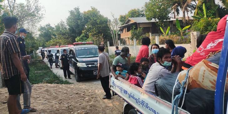 ThinMyintMoe1's tweet photo. 400 refugees were evacuated to Myawaddy on Jan 15 due to SAC’s offensive airstrikes during the clashes near the temporary refugee camps along Moei River on the Myanmar-Thai border. #HumansAreNotShields #2022Jan16Coup  #WhatsHappeningInMyanmar https://t.co/Rxbp78g29R