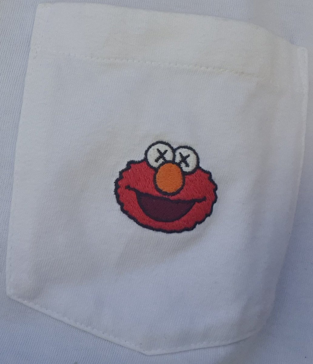 cmachiatto7's tweet photo. Wearing this shirt today reminded me of the time when we were in Fiji. The whole family were wearing the shirts and a few people were commenting oh how cute..you are all wearing elmo..wait he's dead.. 🤭 it's kaws... https://t.co/M3P3S4TqcM