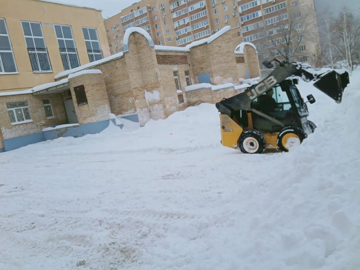Продолжается активная работа по расчистке от снега  территорий образовательных учреждений перед началом новой учебной недели