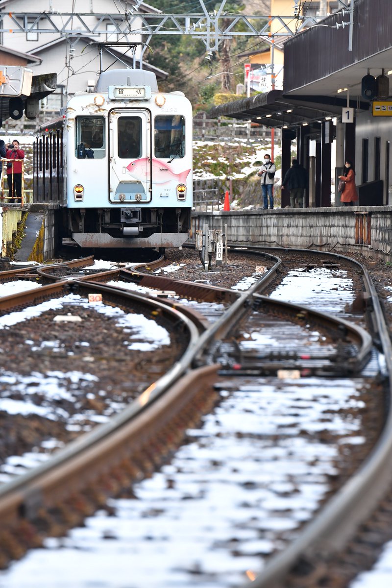 Superior_Mei's tweet photo. 2022.1.16
W23 鮮魚列車(お魚図鑑)ツアー

湯の山線・鈴鹿線をW23が走りました。
雪の残る湯の山温泉駅では「快速急行上本町+鮮魚列車板」「急行平田町」の幕回しや、先日より湯の山線で掲出の始まったヘッドマーク付き車両とのコラボなどの光景が見られました👍 https://t.co/QdBoage7nJ