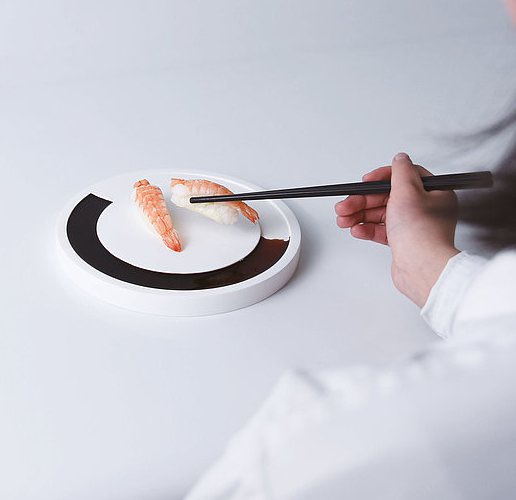 かわかみ ゆうき 気になったアイディア 食事のプロセスを感じられるお皿 プレートの外周に溝があり 傾斜により醤油などの量が一目でわかる機能を持つ 中国のデザイナー ル ディのデザイン 周りと比べて醤油つけすぎかどうかも分かりそうで かわかみ ゆうき 気になったアイディア 食事のプロセスを感じられるお皿 プレートの外周に溝があり 傾斜により醤油などの量が一目でわかる機能を持つ 中国のデザイナー ル ディのデザイン 周りと比べて醤油つけすぎかどうかも分かりそうで