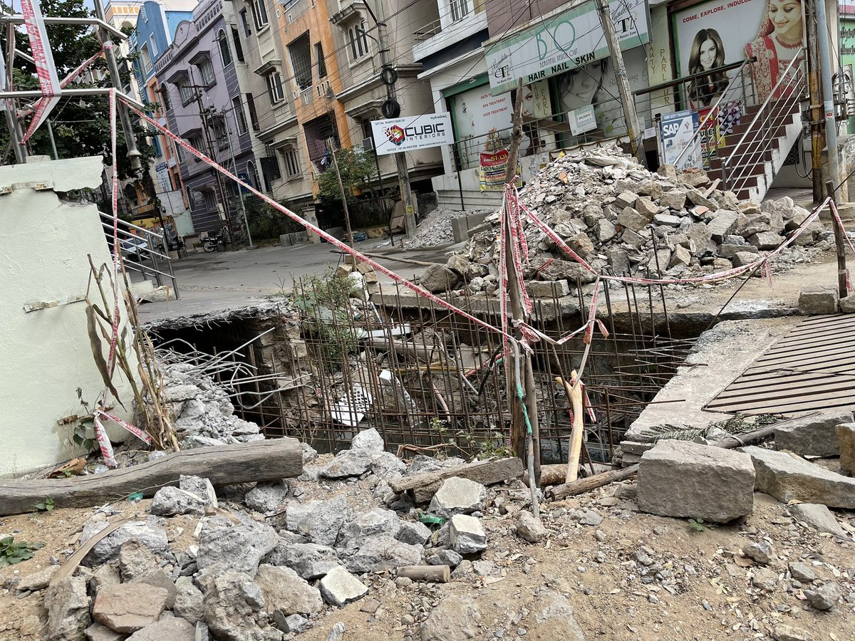 vsn369's tweet photo. @KTRTRS Amazon building చూసి తర్వాత మురిసిపోదురు గానీ,కాస్త ప్రజల ఇబ్బందుులను కూడ పట్టించుకోండి సారూ! పట్టుమని 30 అడుగుల కల్వర్ట్ నిర్మించడానికి పబ్లిక్(Taxpayers)ని ముప్పుతిప్పలు పెడుతుతున్నారు అలక్ష్యంతో రోజులలో పూర్తి చేయవలసిన పనులను నెలలు, సంవత్సరాలు గడచినా పూర్తికావడంలేదు Kphb 6thph https://t.co/MqtfMw5Xcy