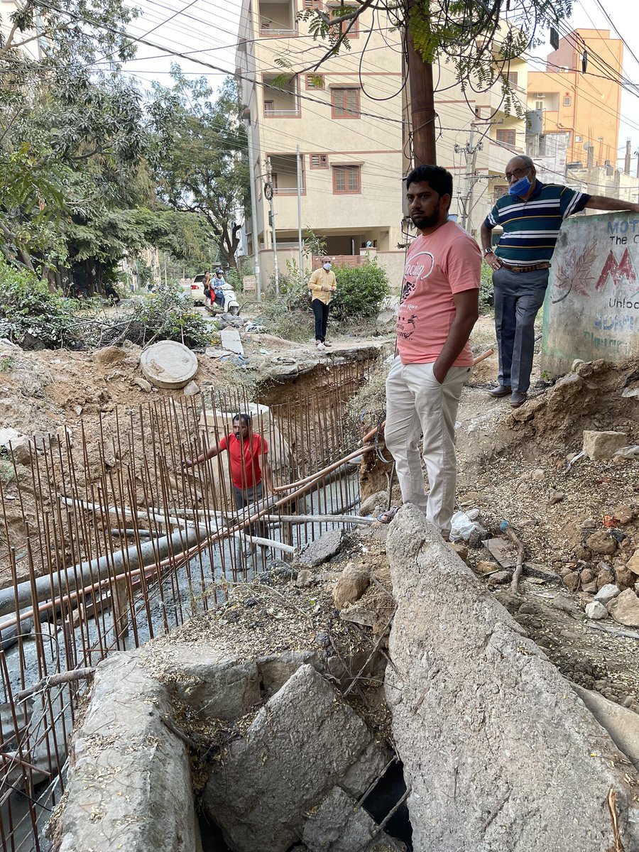 vsn369's tweet photo. @KTRTRS Amazon building చూసి తర్వాత మురిసిపోదురు గానీ,కాస్త ప్రజల ఇబ్బందుులను కూడ పట్టించుకోండి సారూ! పట్టుమని 30 అడుగుల కల్వర్ట్ నిర్మించడానికి పబ్లిక్(Taxpayers)ని ముప్పుతిప్పలు పెడుతుతున్నారు అలక్ష్యంతో రోజులలో పూర్తి చేయవలసిన పనులను నెలలు, సంవత్సరాలు గడచినా పూర్తికావడంలేదు Kphb 6thph https://t.co/MqtfMw5Xcy