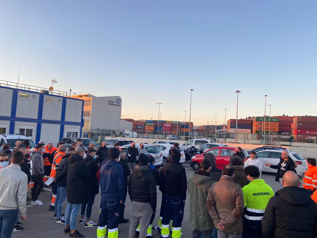 🔴 La asamblea de trabajadores de Amarres Barcelona rechaza la última propuesta de la patronal y decide ir a la HUELGA INDEFINIDA a partir de mañana.

Piden 2 cosas:
-Que contraten a más trabajadores
-Que los nuevos trabajadores que vayan a contratar no tengan peores condiciones