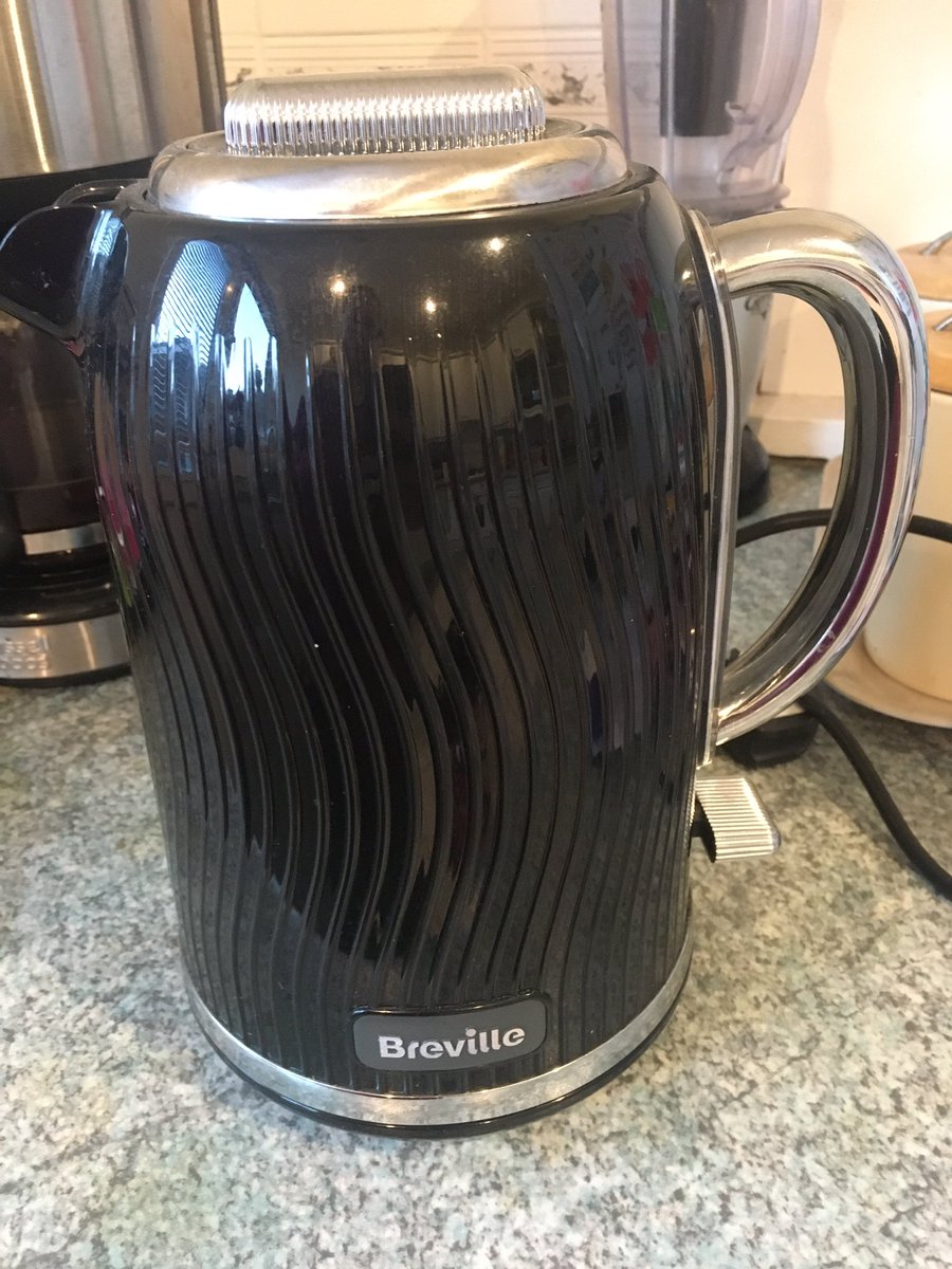 dozzamallo's tweet photo. @brevilleUK had this for a year and already it’s broken… really surprised by your products braking so quickly! VERY disappointed 😤 https://t.co/UuYill94zQ
