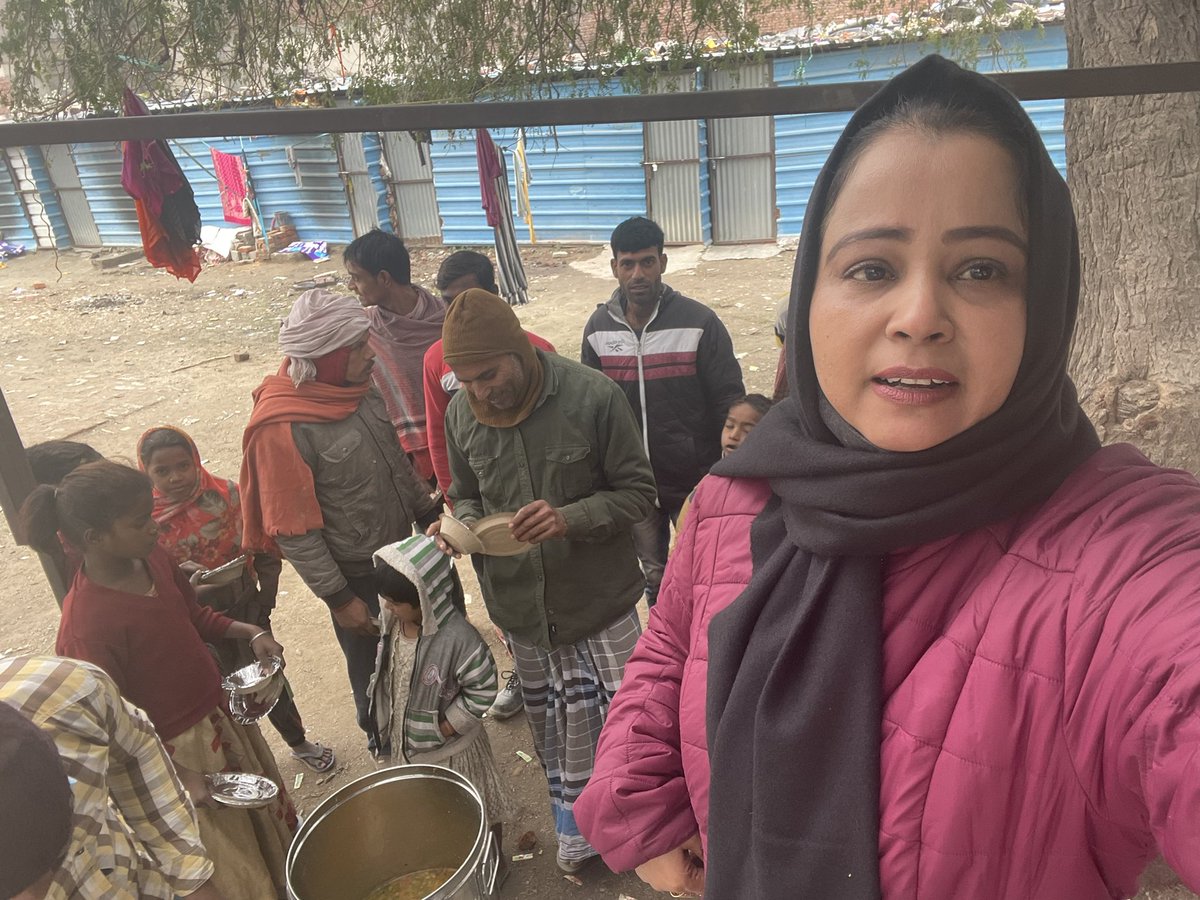ela_mishra's tweet photo. #ECT का लंगर कड़कड़ाती सर्दी में ��ी हफ़्ते में दो बार जारी है भूख सर्दी गर्मी नहीं देखती पेट को तो खाना लाज़मी चाहिए ही चाहिए। https://t.co/OR7YPS9527