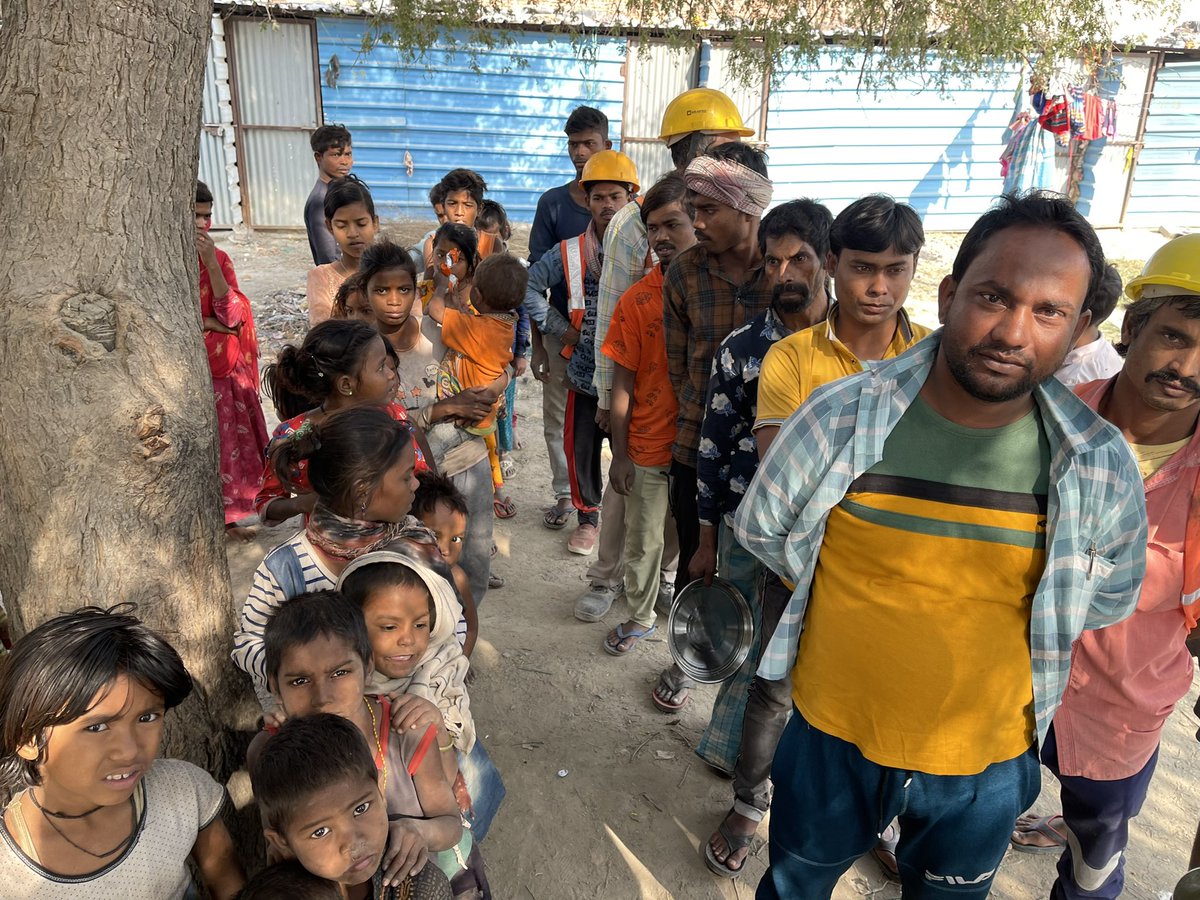 ela_mishra's tweet photo. #ECT का लंगर कड़कड़ाती सर्दी में ��ी हफ़्ते में दो बार जारी है भूख सर्दी गर्मी नहीं देखती पेट को तो खाना लाज़मी चाहिए ही चाहिए। https://t.co/OR7YPS9527