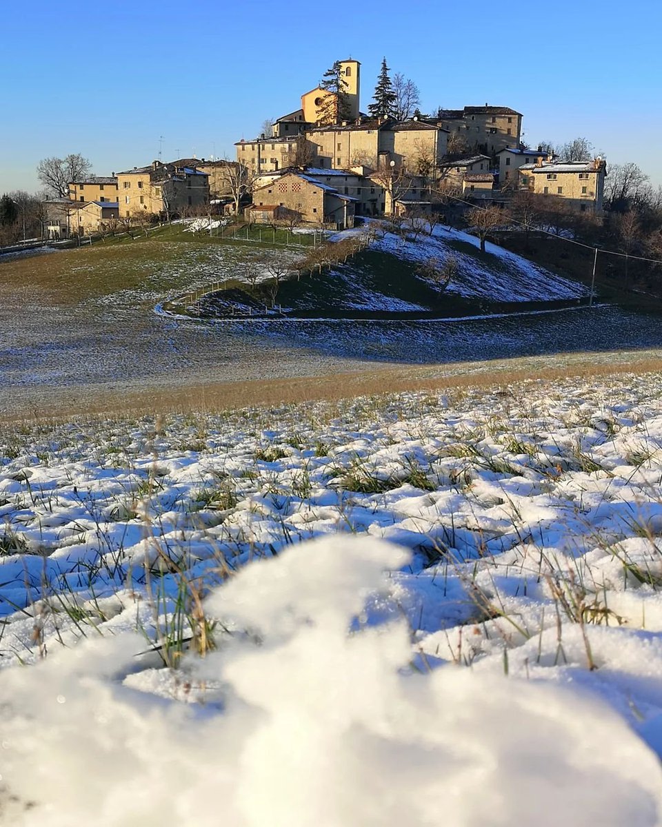 ModenaDintorni's tweet photo. Gli sprazzi bianchi di neve lasciano il posto alla bellezza antica del borgo di #Montecorone di #Zocca 🥰
Ph gianluca_gio87 | Via #modenaedintorni https://t.co/fXJL0yLPA5