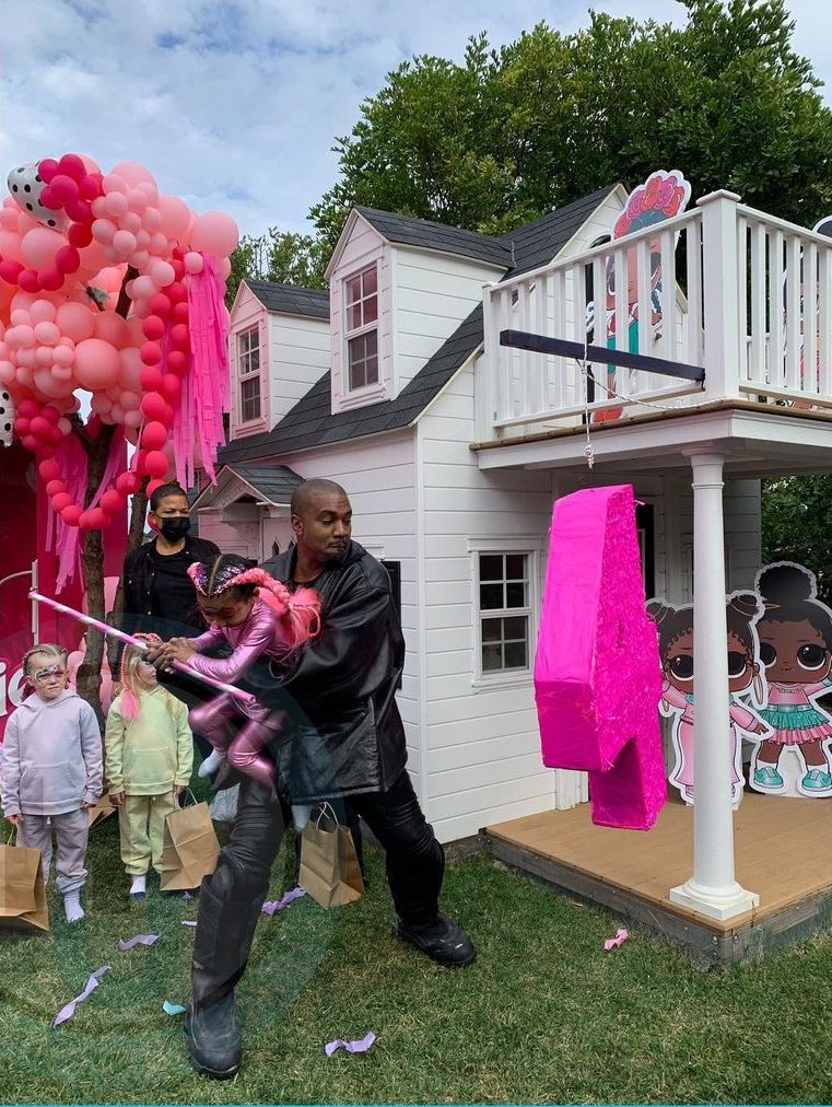 Hyconiqmag_'s tweet photo. Kanye West à l'anniversaire de sa fille Chicago 😭. https://t.co/WEdWioqJHF
