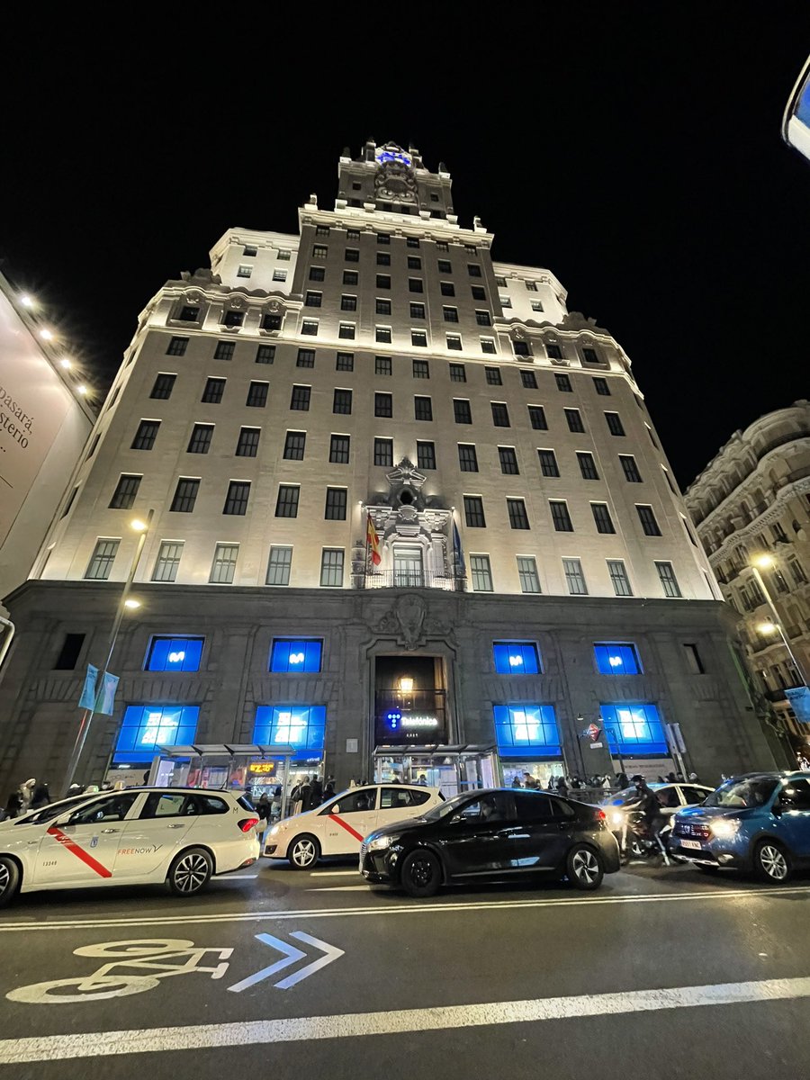 jav1chu87's tweet photo. Aquí, hace 13 años, adquirí mi primer iPhone. #iphoneNostalgia #iphone3g #madrid #edificioTelefonica https://t.co/H13diA8XIz
