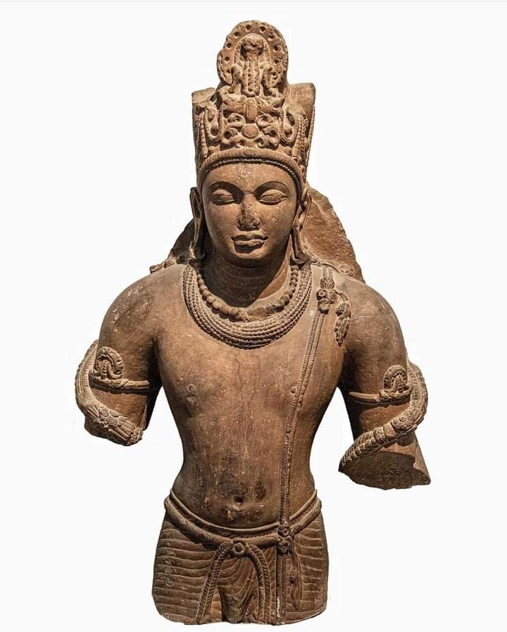 Arthistorian18's tweet photo. This impressive Vishnu depicts the deity as four-armed, wearing a jeweled crown, sacred thread, and a long garland made of flowers. The sculptor has depicted two necklaces.
Gupta – 5th Century A.D. – Mathura, Uttar Pradesh from @NMnewdelhi https://t.co/oa2exGzDBZ