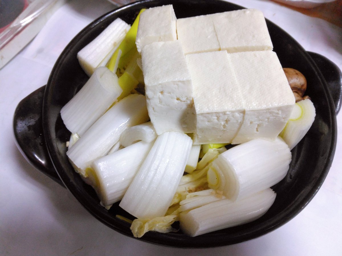 の と の 🍲on豆腐、ネギ、マッシュルーム 土鍋小さい😆