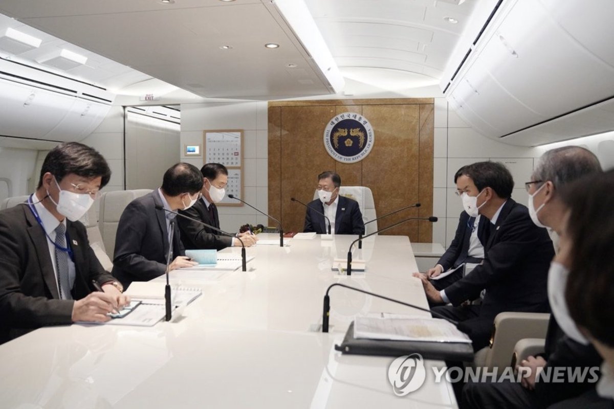 <문재인 대통령, 신형 공군 1호기에서 회의>

대통령님을 비롯해 수행원들과 회의하시는 모습이 넘 멋지시다!!😍👍
임종석 전 비서실장님도 함께 동행하셨나 보네~🤗