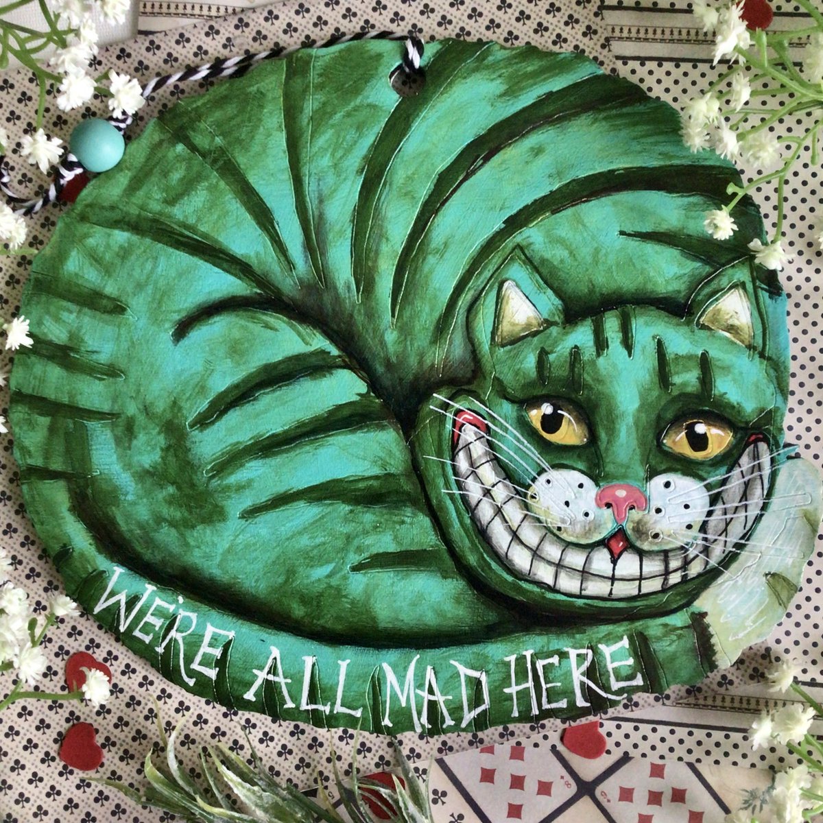 Hi #ukgiftam #ukgifthour I hope you're smiling ear to ear this morning like this new giant sized Cheshire Cat I've just finished painting. He's now available in my Etsy shop #aliceinwonderland #cheshirecat etsy.com/uk/listing/114…